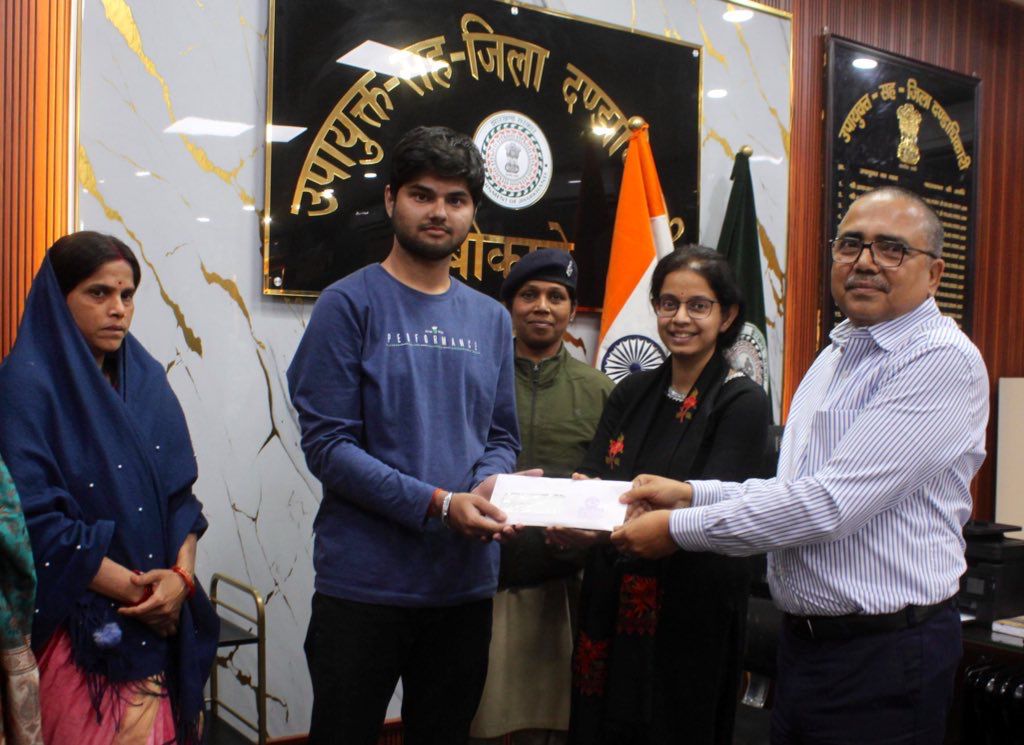 imotional moment by bokaro dc- bokaro dc news-education loan by dc help- bank news- a social dc in bokaro -